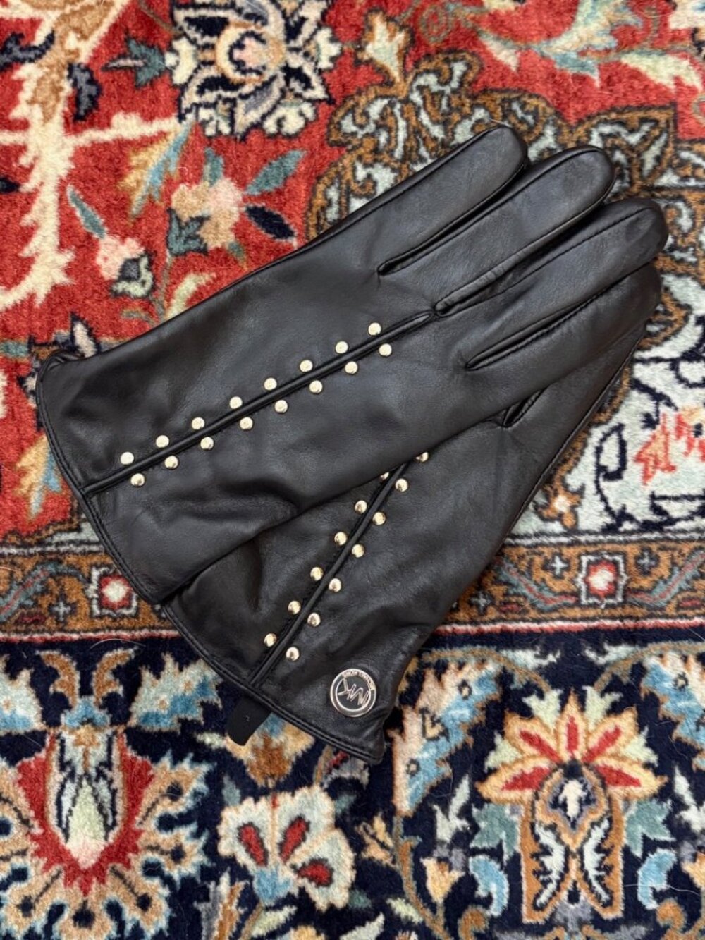 Michael Kors NWOT Women's Astor Studded Leather Tech Gloves Black Size M